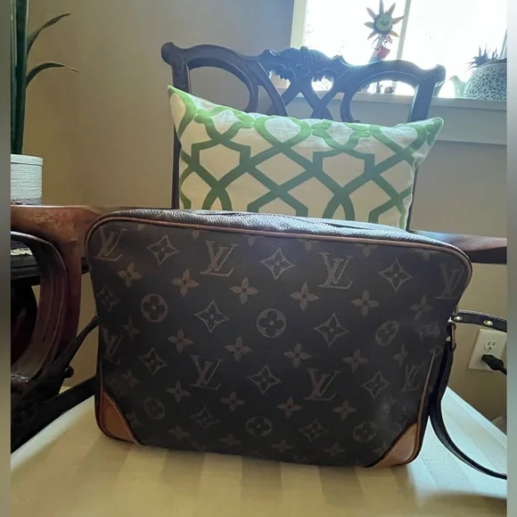 100% Authentic Louis Vuitton Vintage Monogram Canvas Nile Messenger Bag - Picture 2 of 16